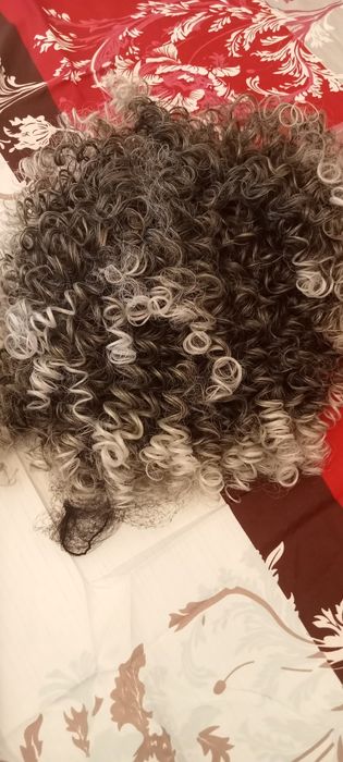 Vând peruci noi  cu eticheta