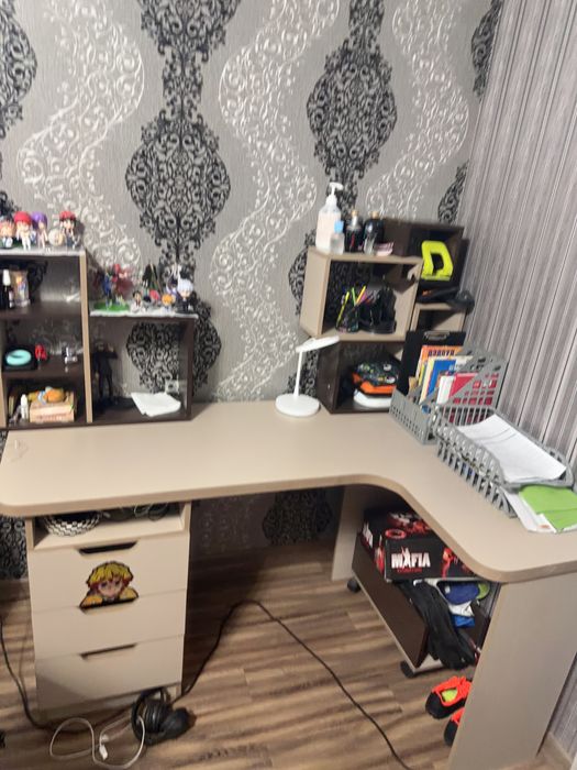 Кровать, шифоньер, стол, тумба.