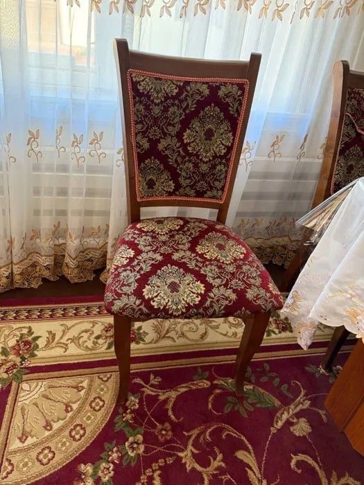 Мебел стол стул            .