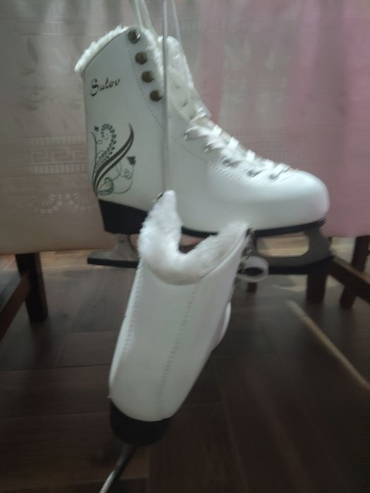 Vând patine de gheață