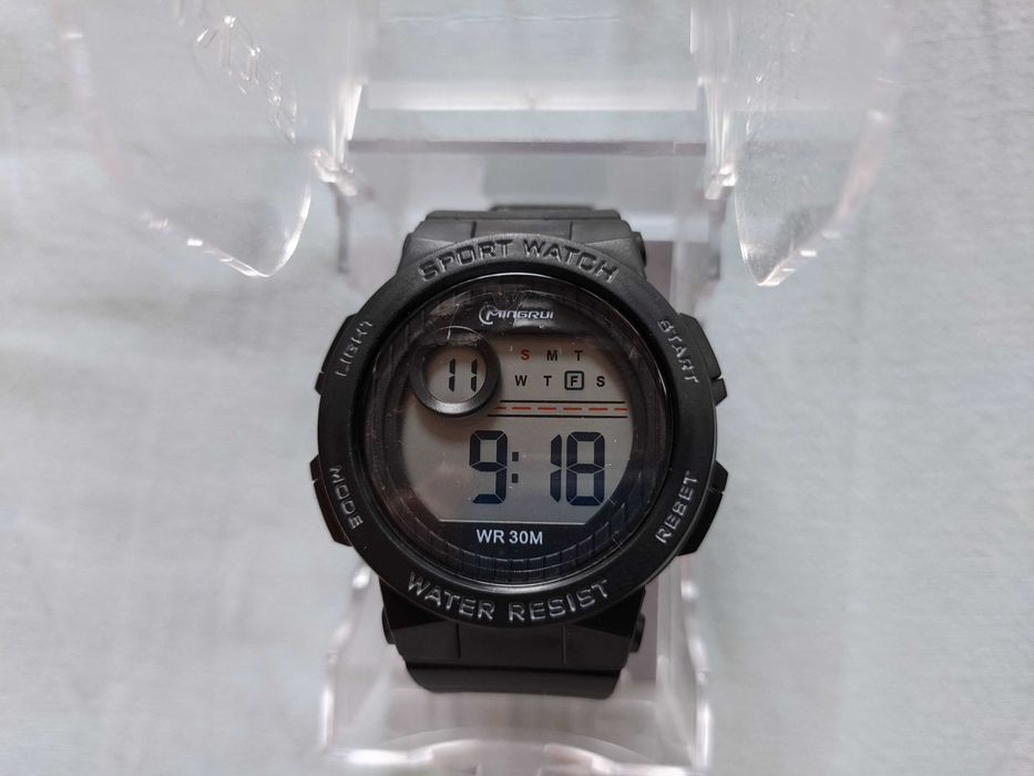 Часовник спортен водоустойчив  Нов, в кутия