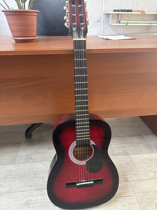 Гитара почти новая