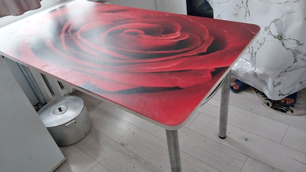 Кухонный  стол..