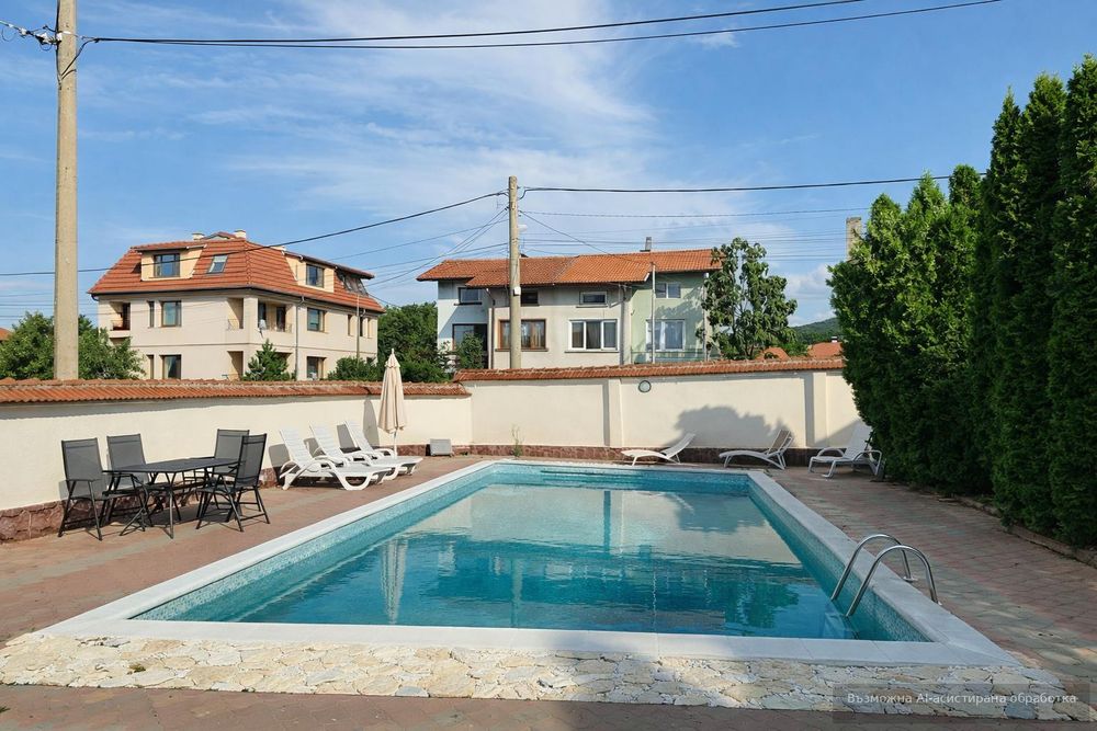 Под наем, Къща в Извън София