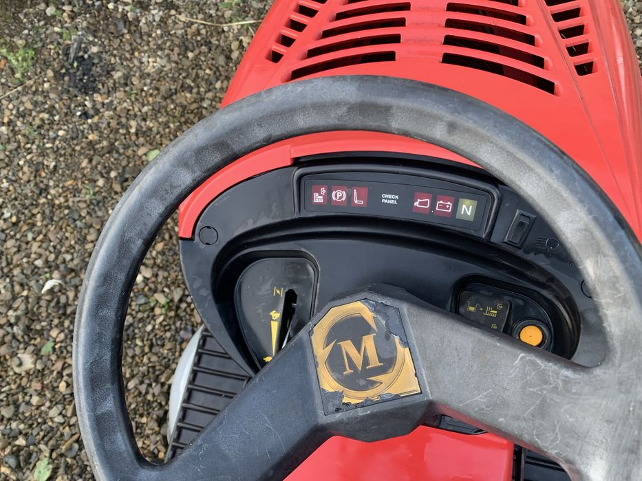 Tractoras tuns gazonu iarba