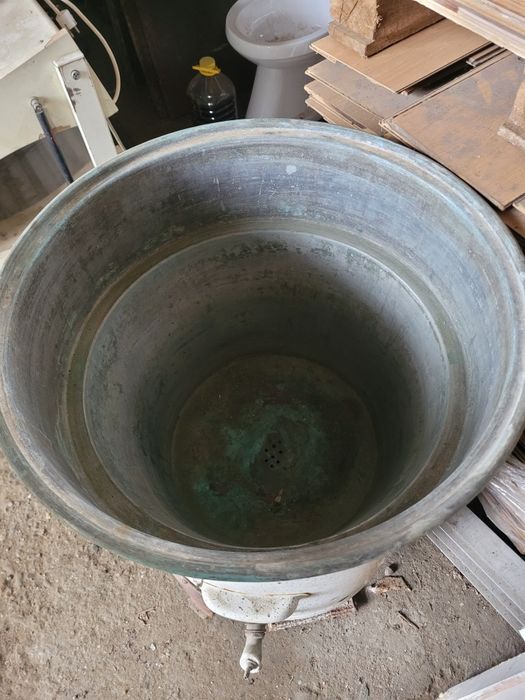 vind soba veche emailata și containere metal