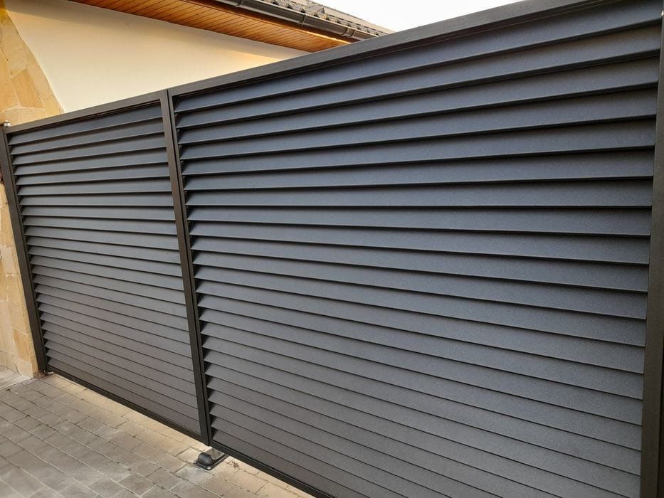 Garduri si porti din sipca metalica, panouri stil jaluzele, tabla cutata, plasa bordurata, fier forjat, BCA si beton si alte modele disponibile