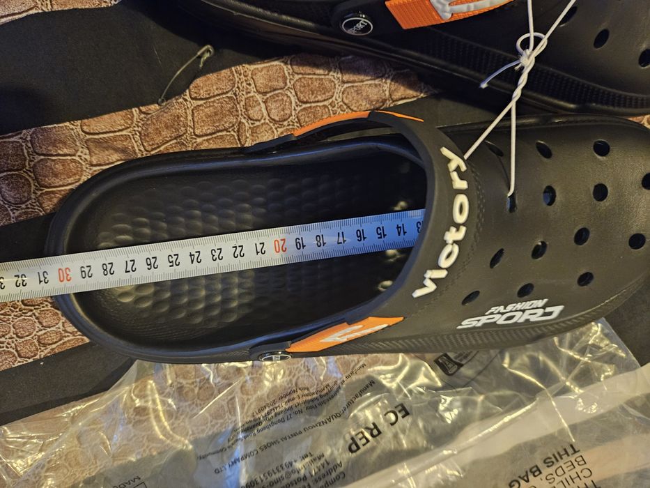 Мъжки чехли като CROCS