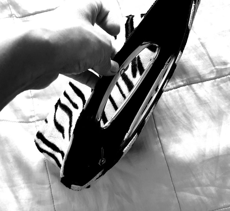 REDUCERE geanta ocazii ANIMAL PRINT, alb cu negru 25/28 cm