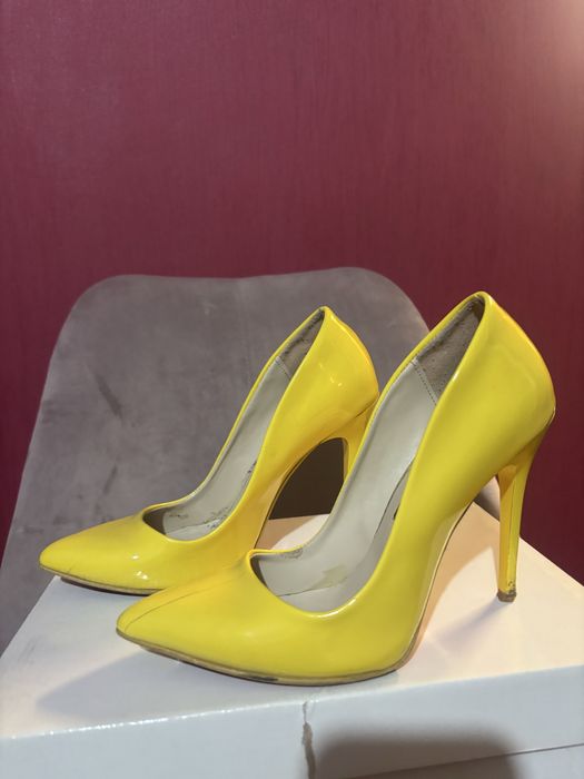 Високи токчета жълти