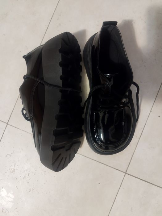 Дамски обувки с платформа, изкуствена кожа, гланциран лак. Цвят черен