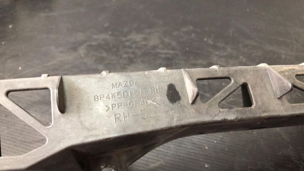 suport far dreapta mazda 3