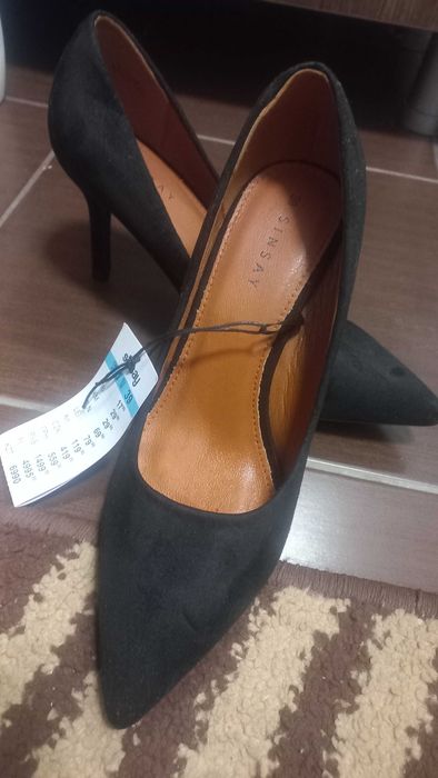 Vand pantofi noi negri ai tenesi de femei