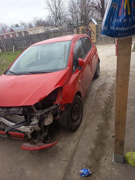 Vând Opel corsa pentru piese de schimb sau schimb.
