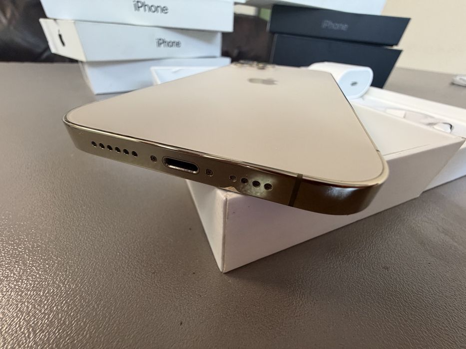 I phone 12pro max 256gb пълен комплект като нов