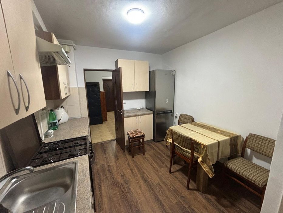 Inchiriez apartament cu 3 camere la 1 minut de Colina