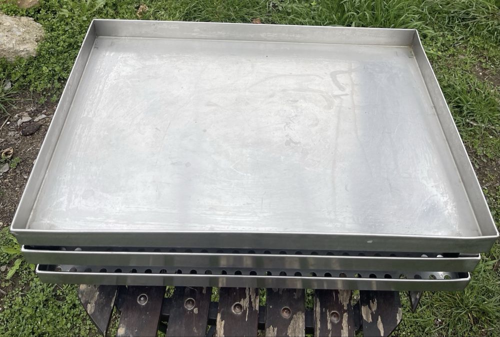 Vând set de 3 tăvi din inox