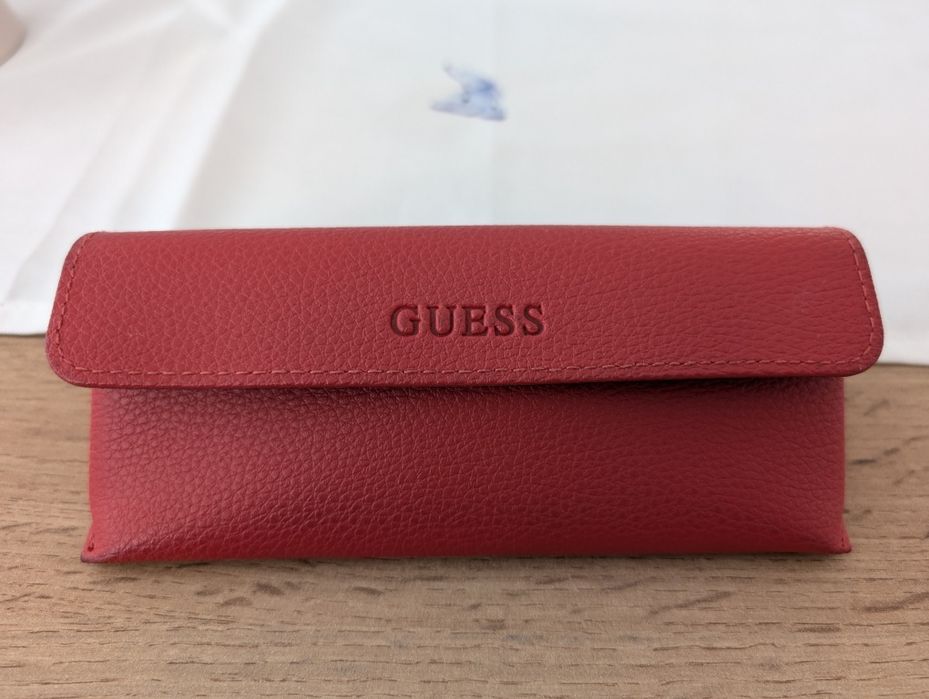 Продавам дамски очила Guess