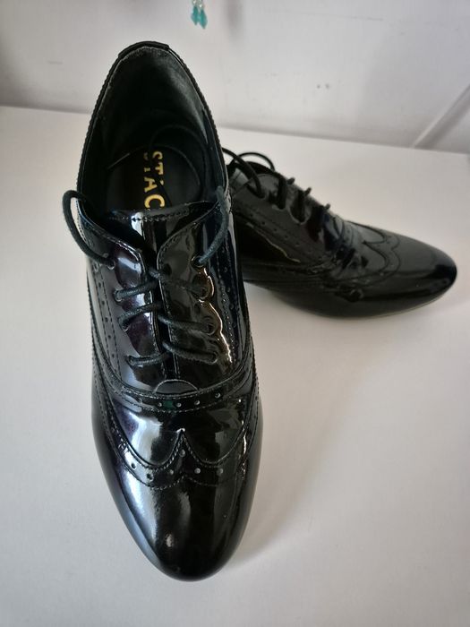 Vând pantofi din piele lacuita,marca Staccato