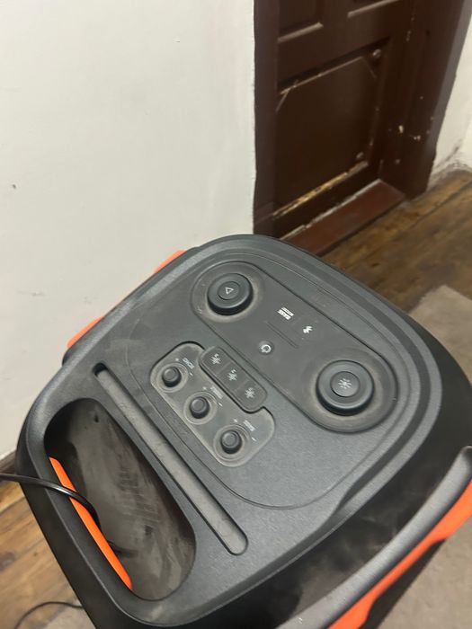 Тонколона на JBL 710 W