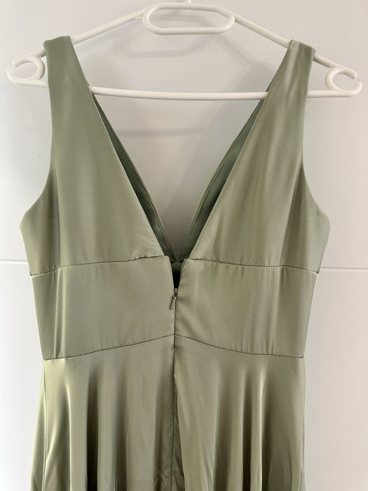 Рокля в много красив зелен цвят.