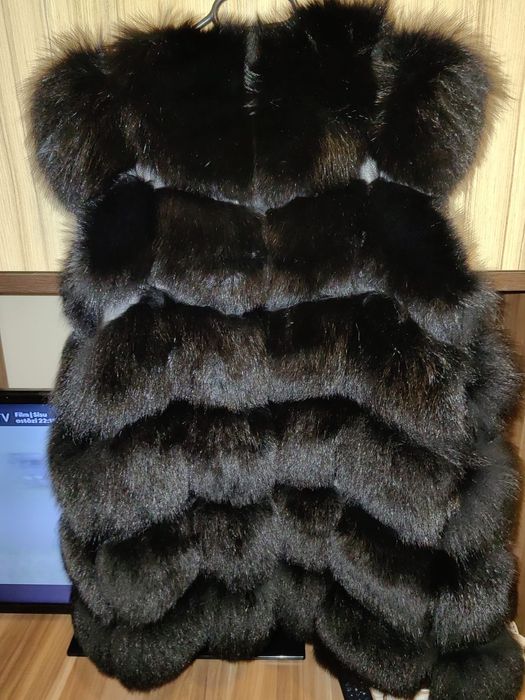 vând blană naturală ( vestă ) este XL dar merge și la un M/L