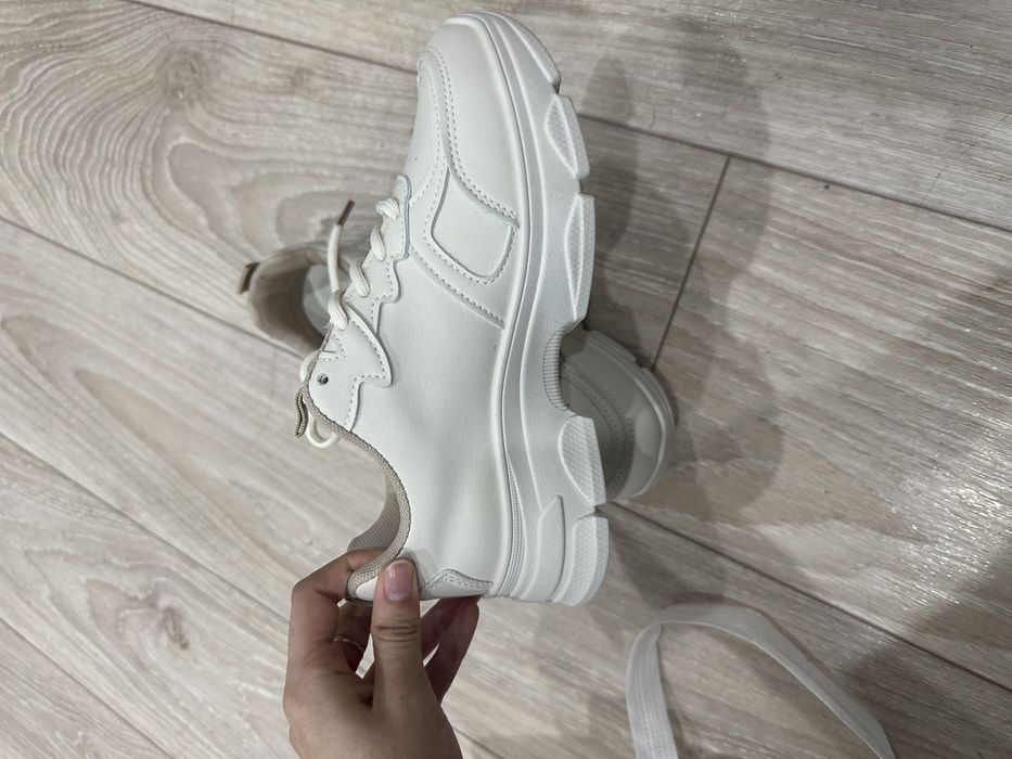 Продаю новые кроссовки