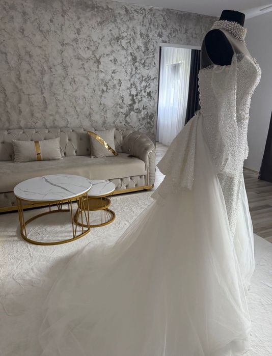 Vând rochie de mireasă tip sirenă cu trenă detașabilă.