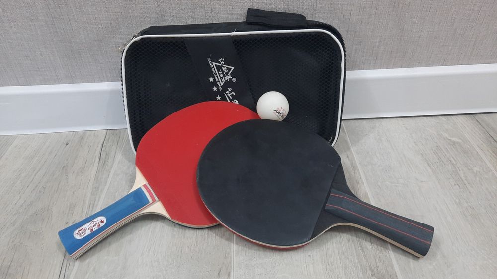 Теннисная ракетка.