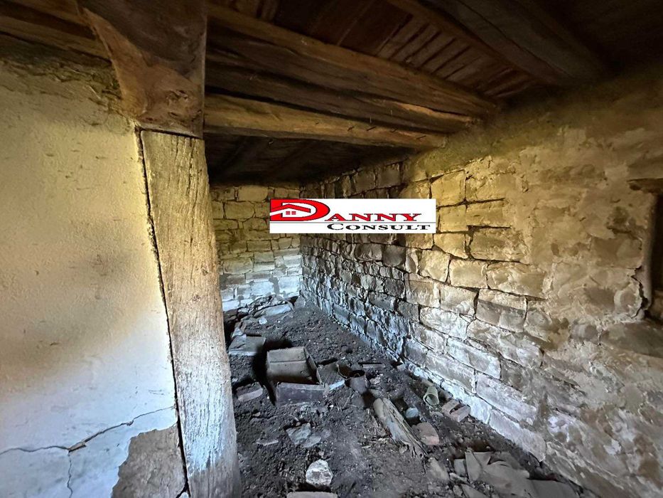 Стара къща с двор и кладенец в с. Горски Сеновец