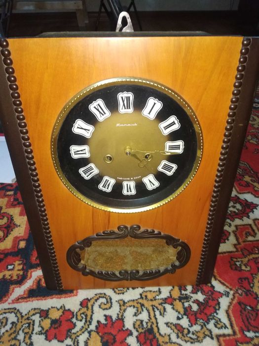 продаются часы янтарь настенные