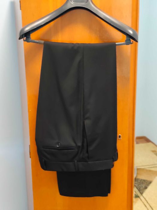 Продам итальянский мужской черный классический костюм 48 размер новый