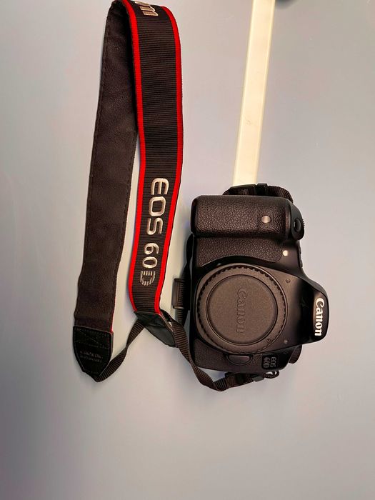 Продавам Canon EOS 60D в комплект с кутия, документация и др.