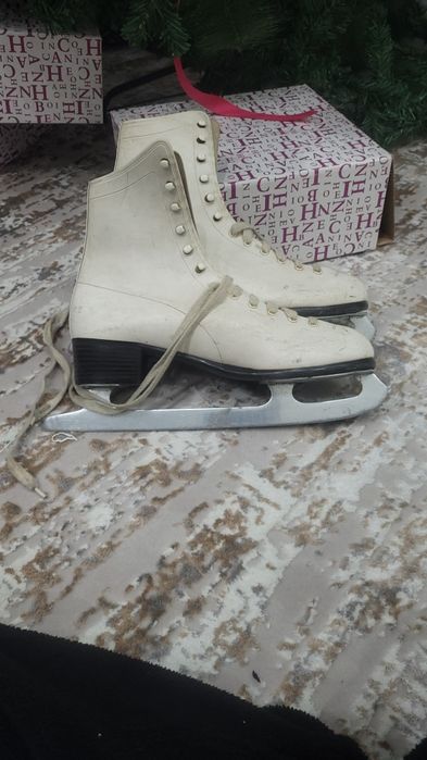 Продам коньки за 8000