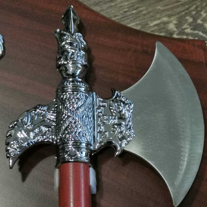 Два броя брадвички с поставка за стена и крепежни елементи