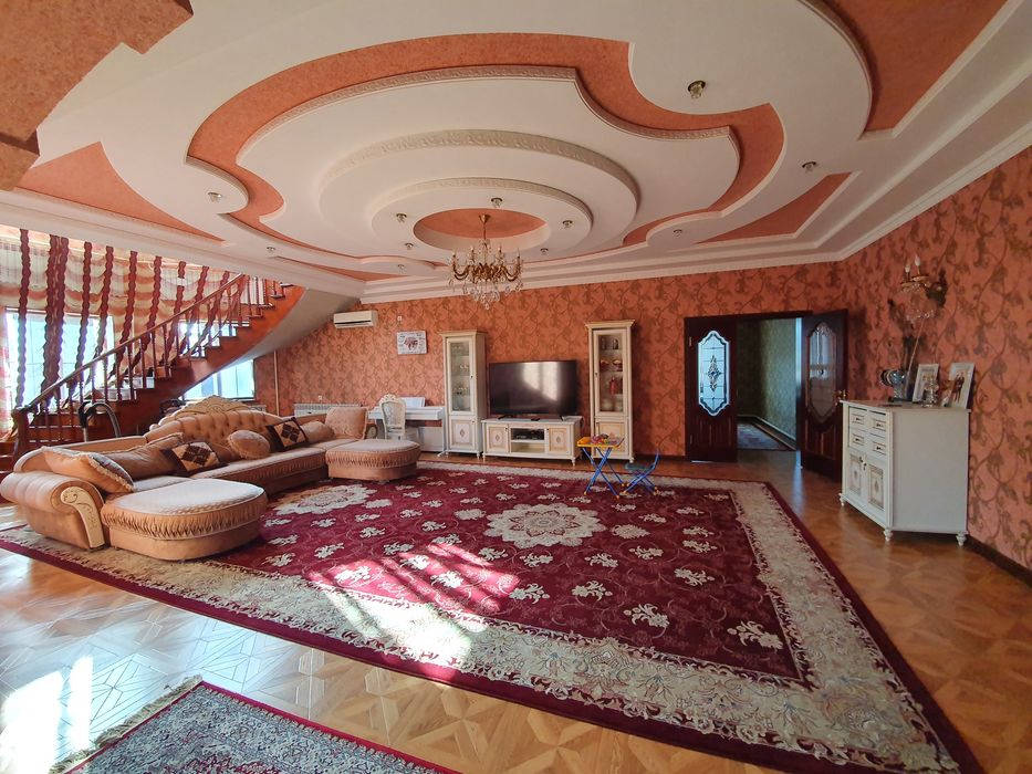 Продается большой дом в центре города