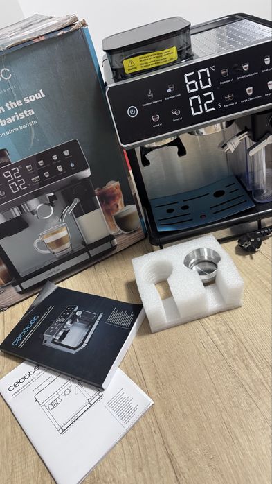 Espressor de cafea cu ecran tactil NOU cu folie pe el