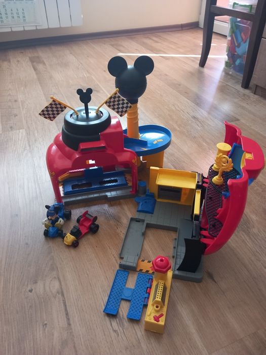 Мики Маус писта с гараж!