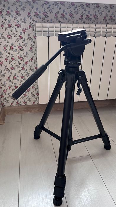 Продаю крепкий штатив треногу