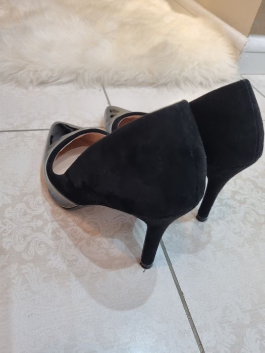 Stiletto negri lac si piele intoarsa