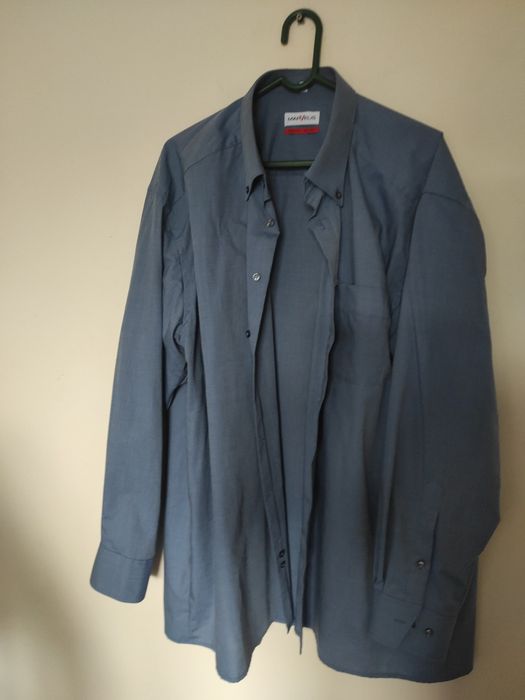 Cămăși cu mânecă lungă și scurtă, diferite mărimi, diferite modele, cu