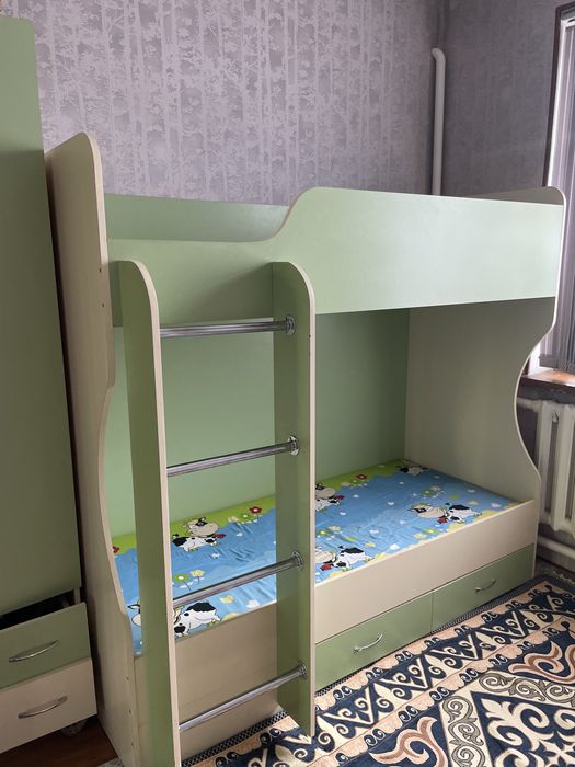 двухэтажный диван,шкаф