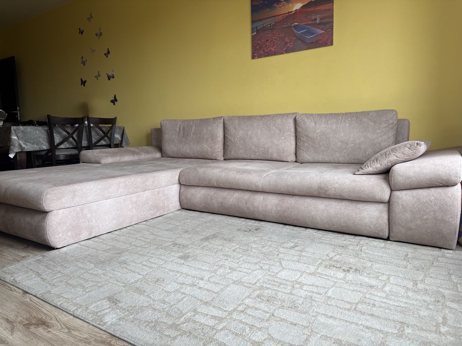 Голям бежов диван