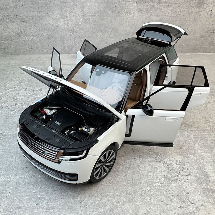 Range  Rover  autobiography 1:18 modeli kichratilgan varianti.