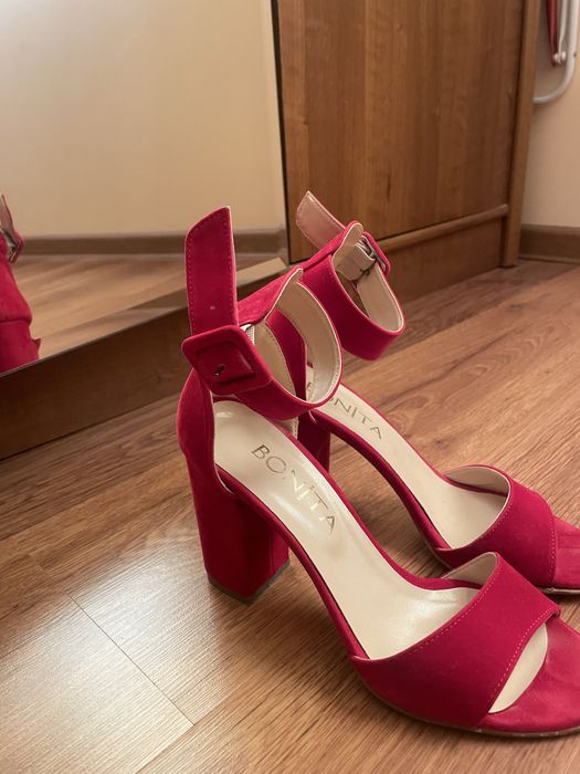 Дамски сандали на висок ток