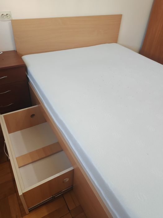 Vând pat 1,4 metri