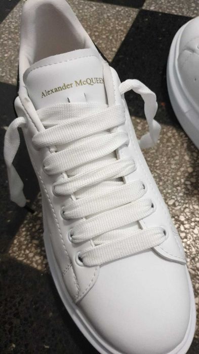 Adidasi McQueen albi din piele dama si barbati