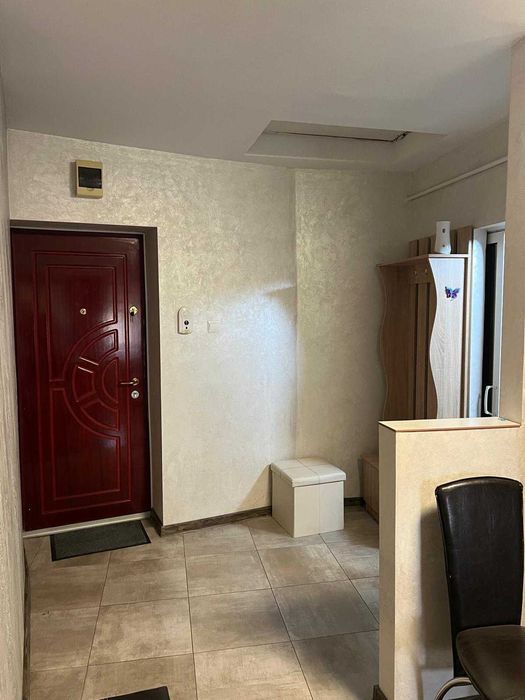 Inchiriez apartament cu o camera (mansarda)