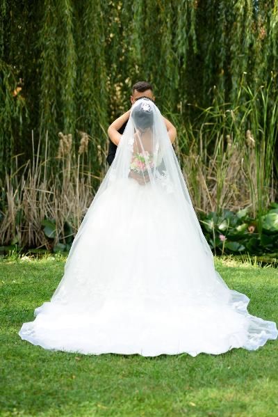 Vând rochie de mireasă tip prințesă cu trenă