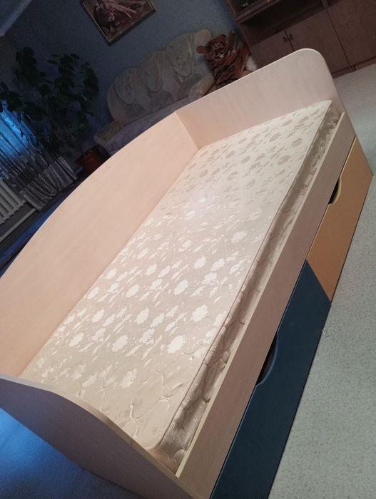 Продам кровать б/у 100*200 с матрасом.